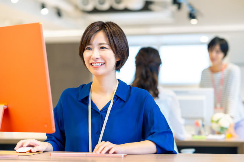 D2C&ECのデータ分析に取り組んでいる社員のイメージ