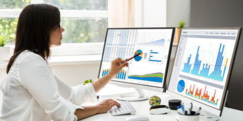 データ分析やデータ推移を検証しているスタッフ